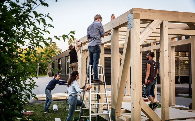 Personen beim Zusammenbau eines Holzgerüsts am UnternehmerTUM TECHFEST 2018