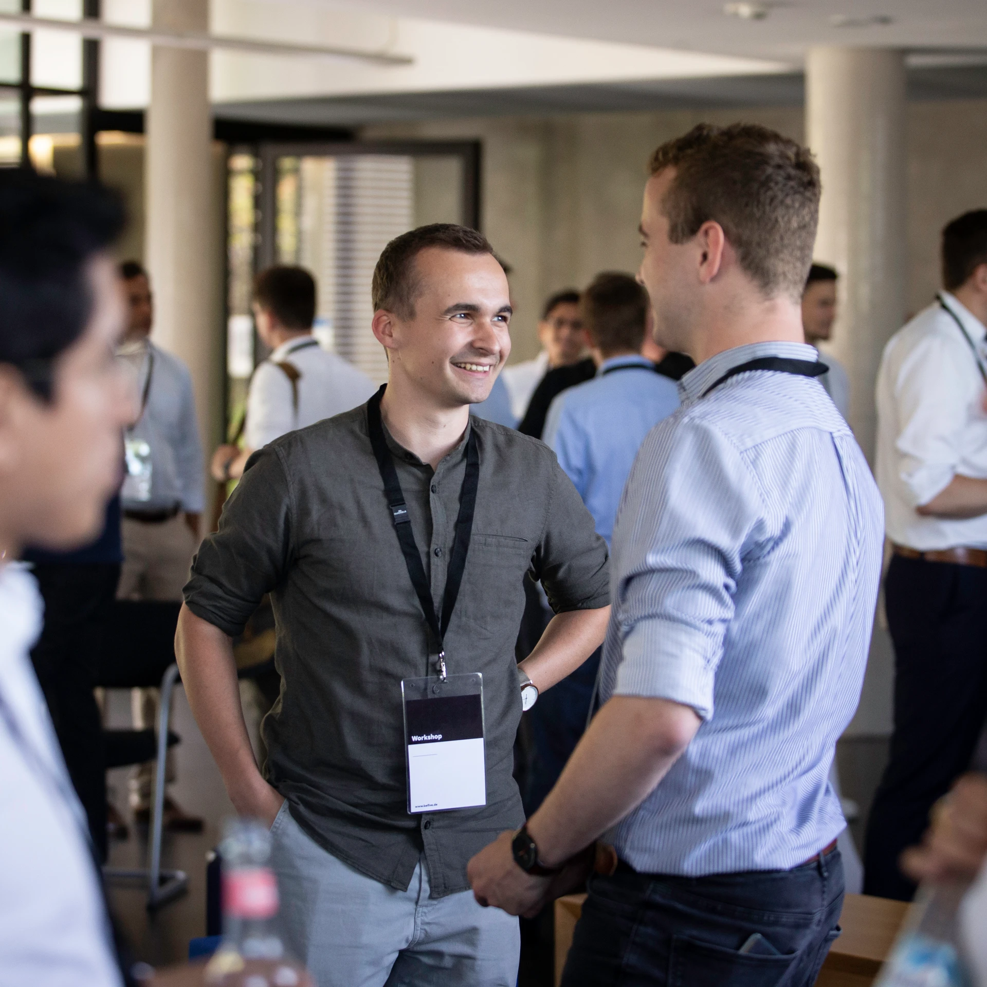 Personen im Austausch auf einer Veranstaltung