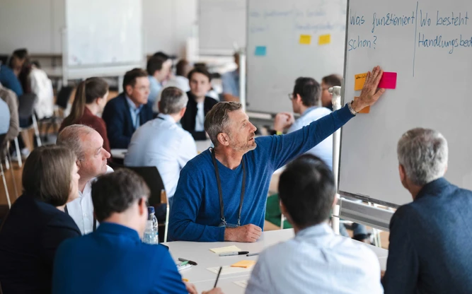 Personen in der Zusammenarbeit am Whiteboard auf dem Future Day 2024