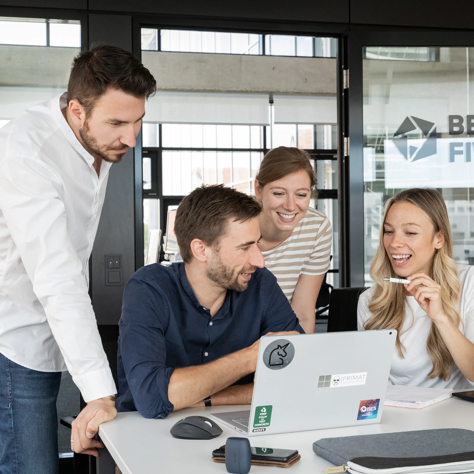 Kollegen in Zusammenarbeit vor dem Laptop