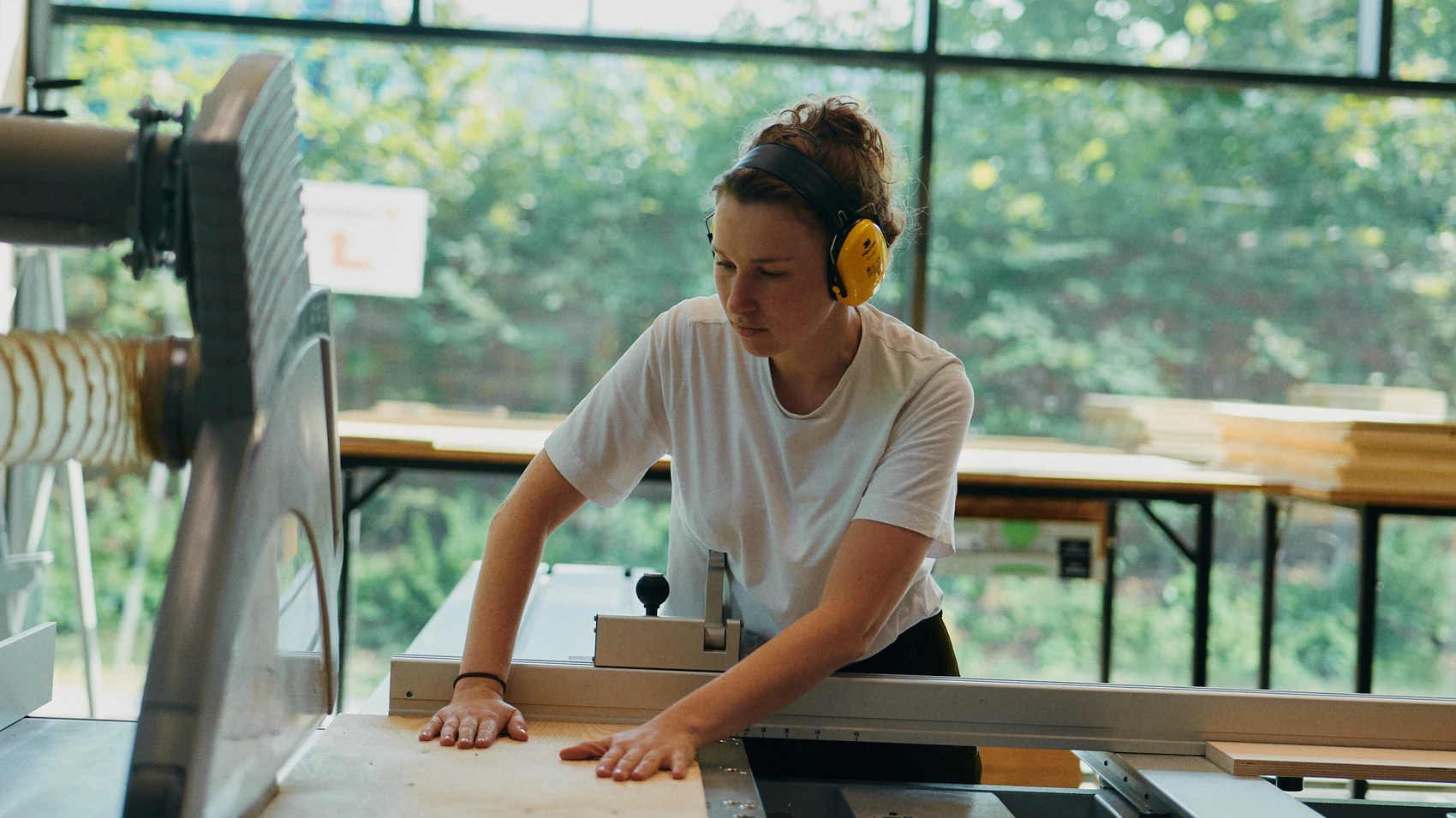 UnternehmerTUM - Makerspace Munich - female student using a circular saw