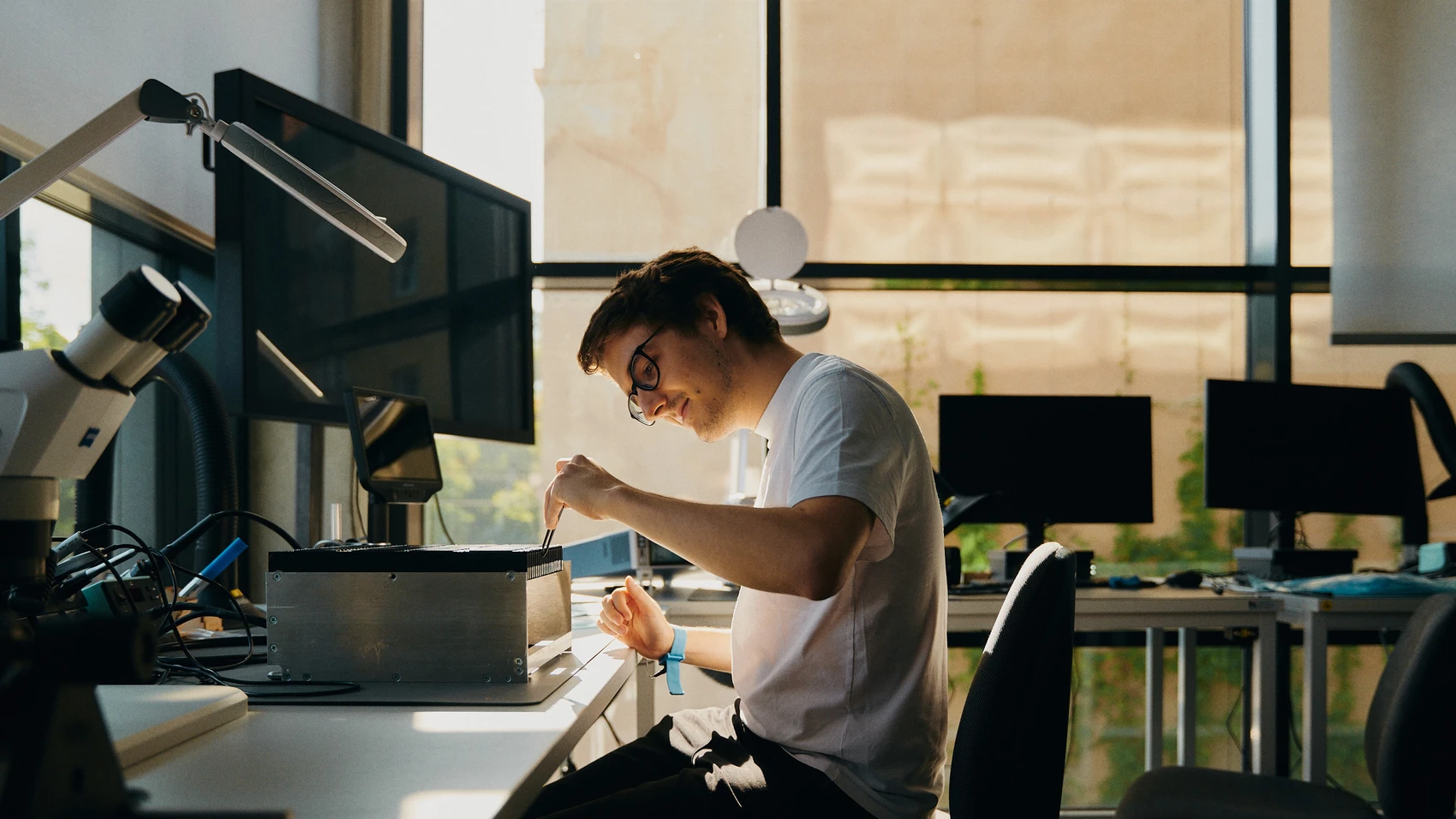Makerspace Munich - Student assenbles mechanical parts