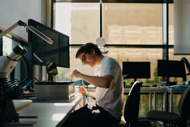 Makerspace Munich - Student assenbles mechanical parts