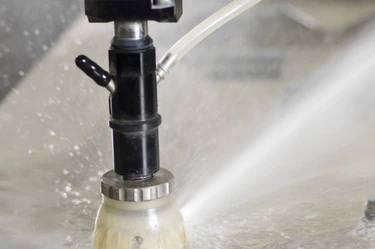 Wasserstrahlschneider schneidet Materialien im MakerSpace Garching