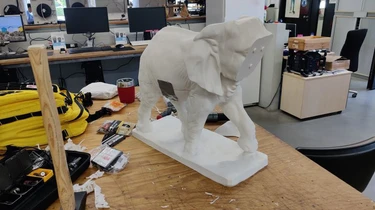Der fast fertig gedruckete Elefant wird montiert
