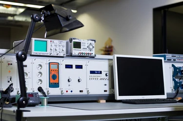 G ELE 01 Elektronik Tisch