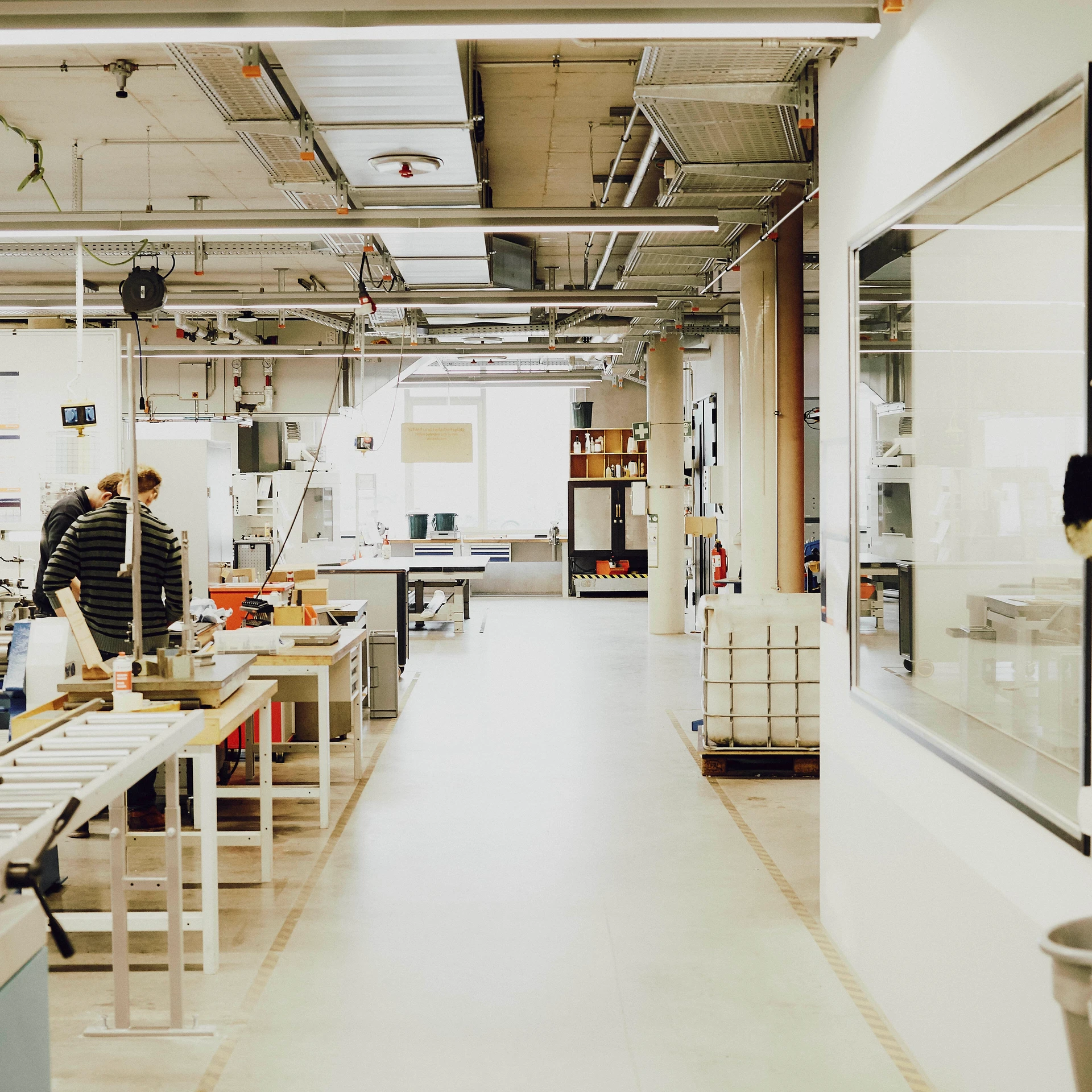 Flur des MakerSpace. Tische und Maschinen sind links zu sehen.